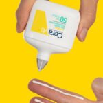 CeraVe Fluide Invisible Toucher Sec SPF50+ | Peau Normale à grasses | Tendance acnéique | 50ml – Image 2